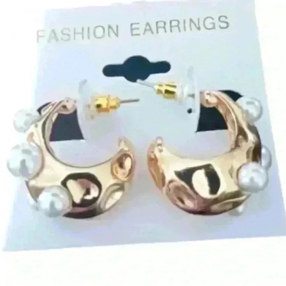 Gold earrings with pearl decor. - Picture 2 of 2